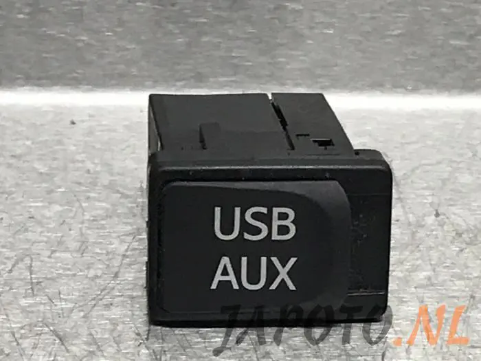 Conexión AUX-USB Lexus CT 200h