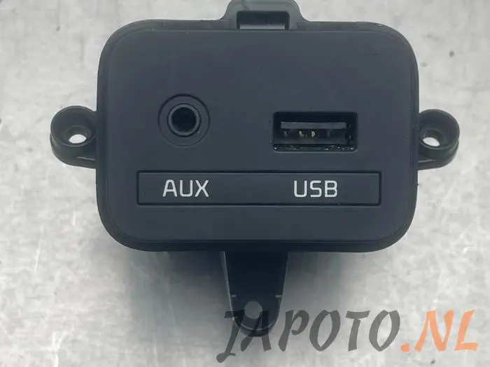 Conexión AUX-USB Kia Carens