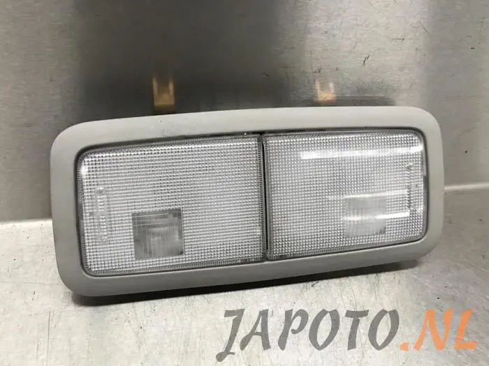 Iluminación interior detrás Toyota Avensis