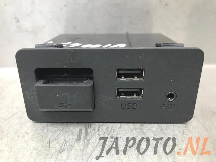 Conexión AUX-USB Mazda 2.
