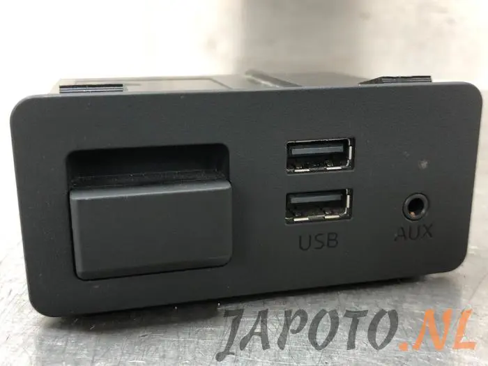 Conexión AUX-USB Mazda MX-5