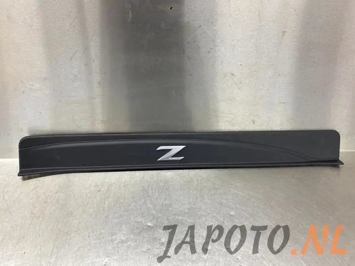 Placa del desgaste del travesaño de la puerta izquierda Nissan 370Z