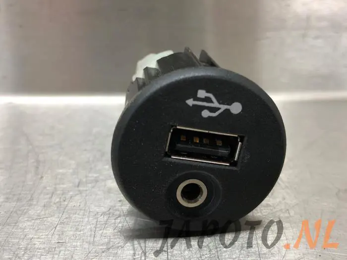 Conexión AUX-USB Nissan Qashqai+2
