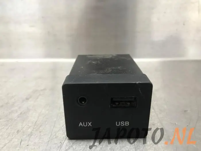 Conexión AUX-USB Kia Pro Cee'd