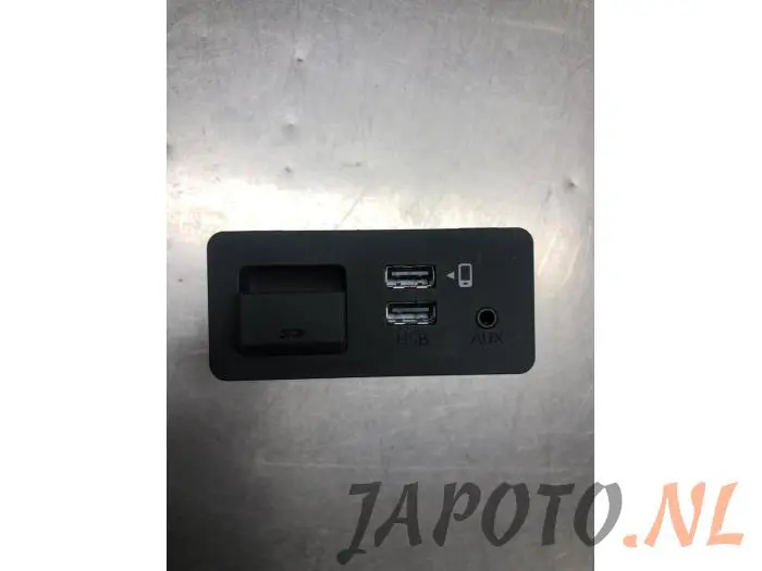 Conexión AUX-USB Mazda MX-5