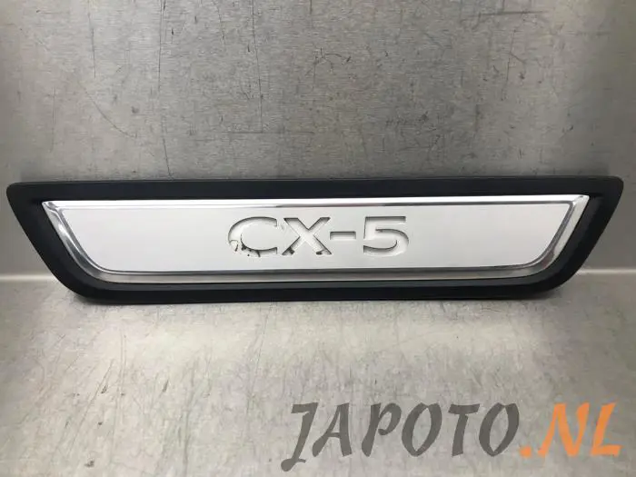 Placa del desgaste del travesaño de la puerta izquierda Mazda CX-5